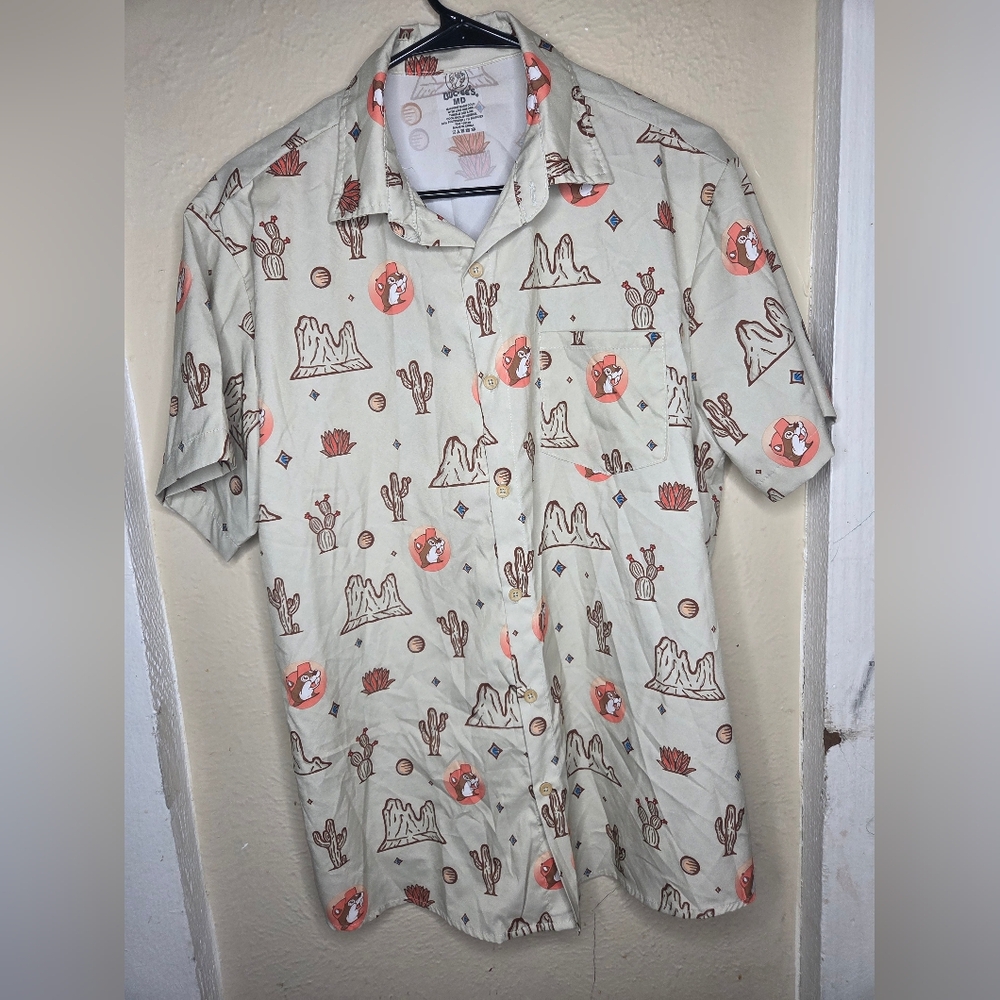 Buc-ees Short Sleeve Button Up Shirt “Desert Camper” Mens Medium